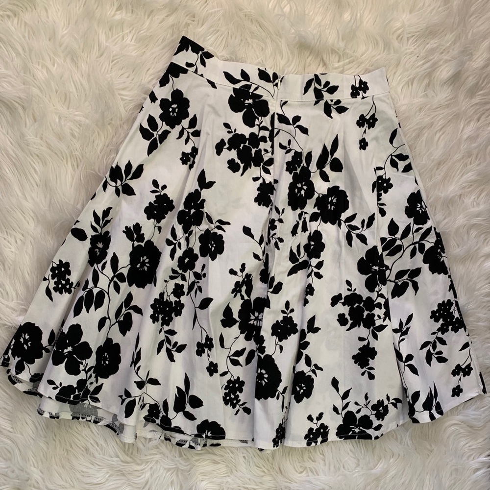 Knee high A line skirt with floral print.